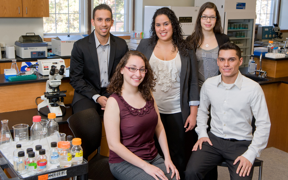 Ben Asen Editorial Photo: College of Mount Saint Vincent honor science students in science lab