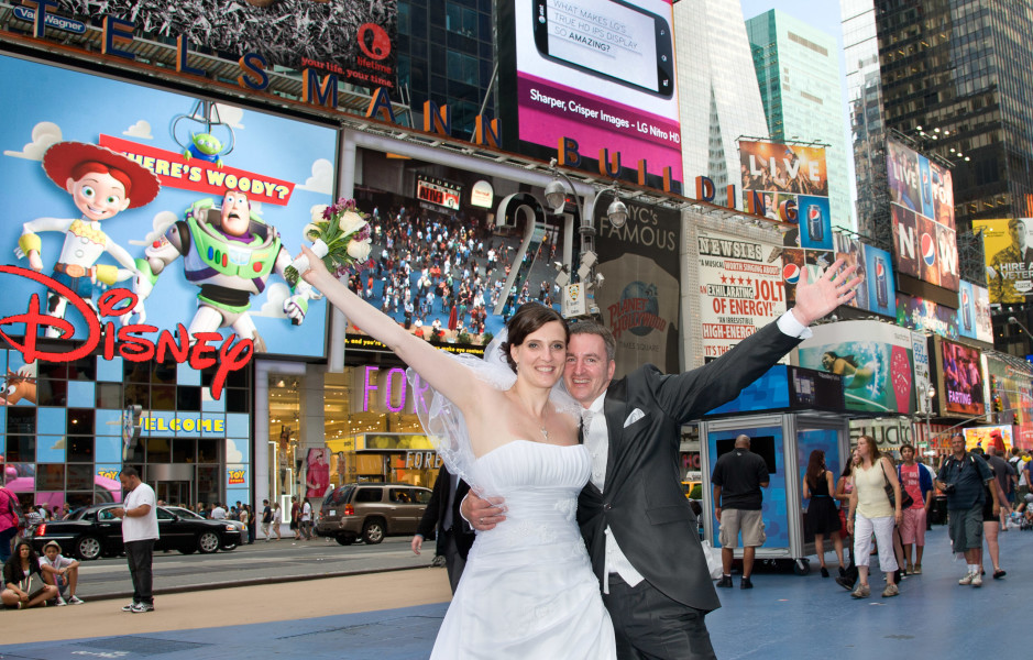 Ben Asen Celebrations Photo: Wedding with bride and groom in New York Times Square